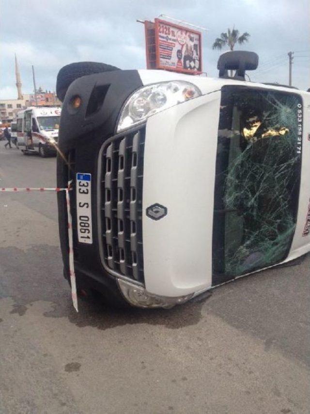 Mersin'de Öğrenci Servisi Ile Otomobil Çarpıştı: 20 Yaralı