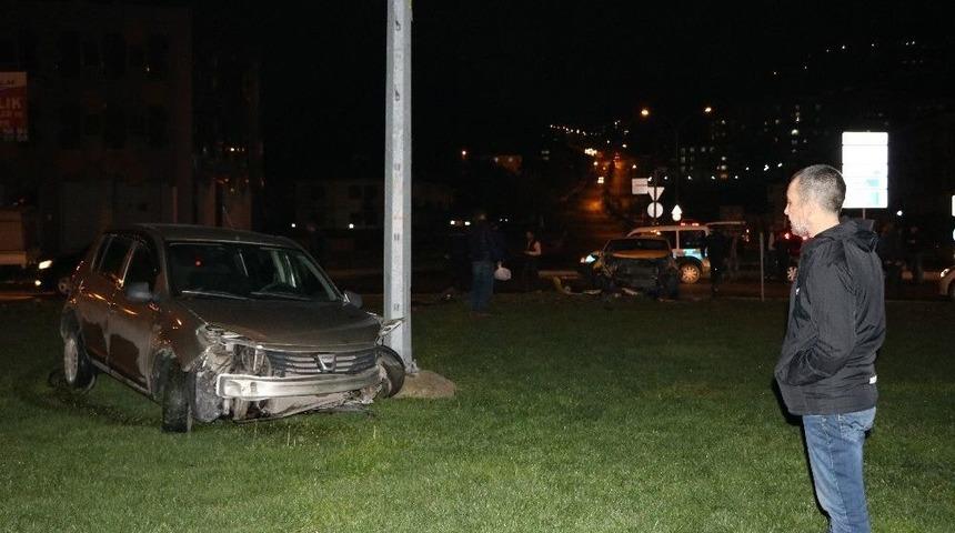 Ticari Taksi İle Otomobil &Ccedil;arpıştı: 3 Yaralı