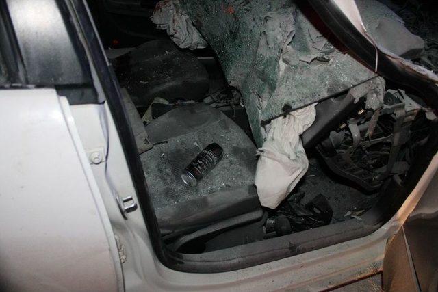 Otomobil, Kamyona &Ccedil;arptı: 2 Yaralı 1