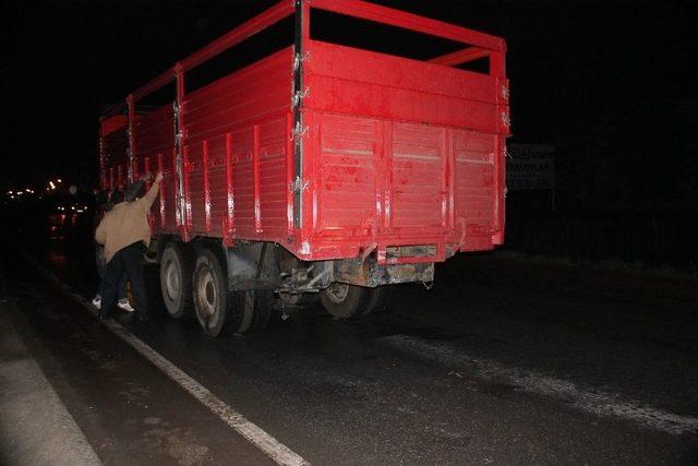 Otomobil, Kamyona &Ccedil;arptı: 2 Yaralı 3