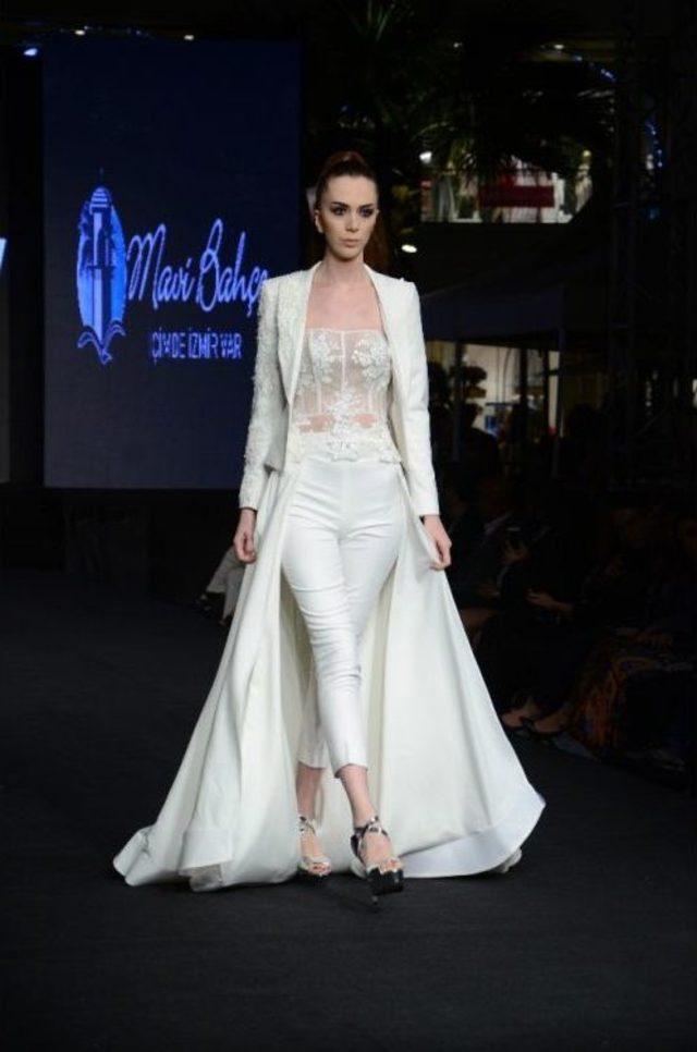 &Uuml;nl&uuml; Modacı Koleksiyonunu New York&rsquo;tan Sonra İlk Kez İzmir&rsquo;de Sergiledi 2