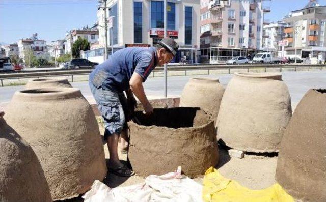 Özbek Gazinin Yaptığı Tandırlar Ilgi Görüyor