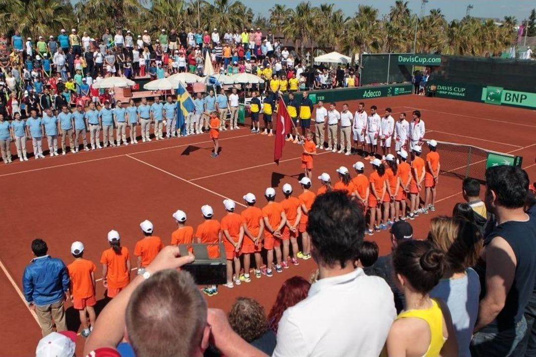 Milliler İlk G&uuml;n Sevinemedi