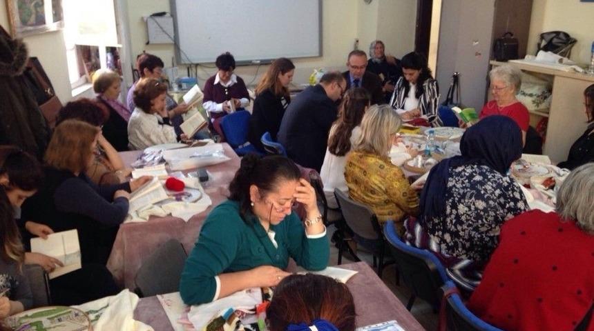 Kaymakam &Ouml;ner Kursiyerlerle Kitap Okudu