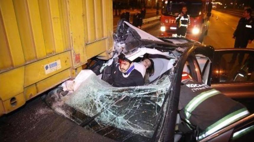 Otomobil Yolda Duran Tır'ın Altına Girdi: 4 Yaralı