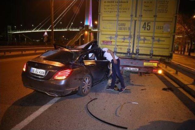 Otomobil Yolda Duran Tır'ın Altına Girdi: 4 Yaralı