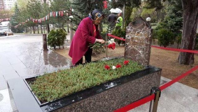 Meral Akşener Türkeş'in Kabrini Ziyaret Etti