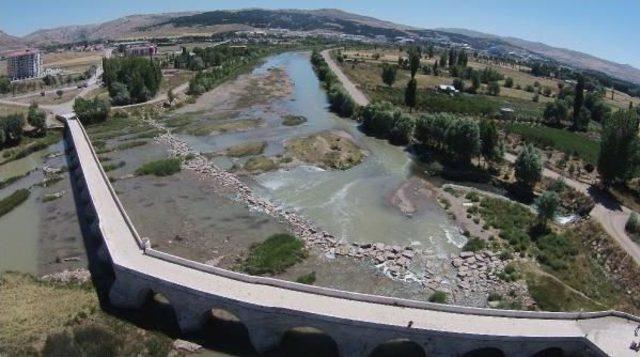 800 Yıllık Tarihi Köprü Neden 'eğri' Bilen Yok