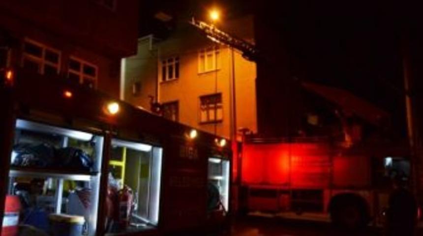 Biga&rsquo;da Bir Evin &Ccedil;atısı Yandı