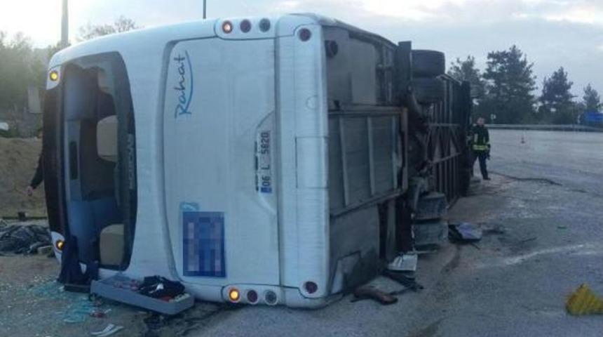 Yolcu Otob&uuml;s&uuml; Devrildi: 32 Yaralı