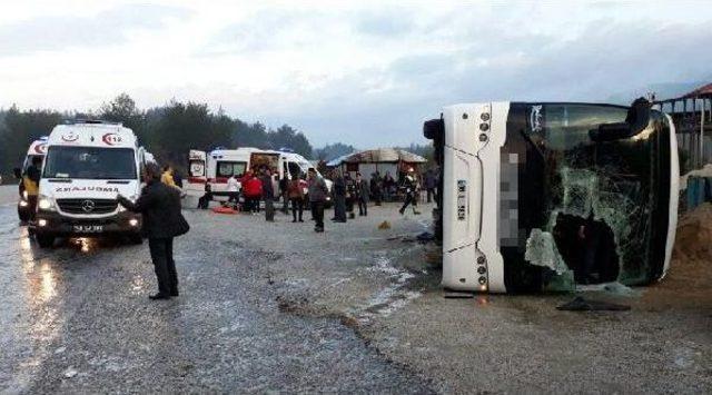 Yolcu Otobüsü Devrildi: 32 Yaralı