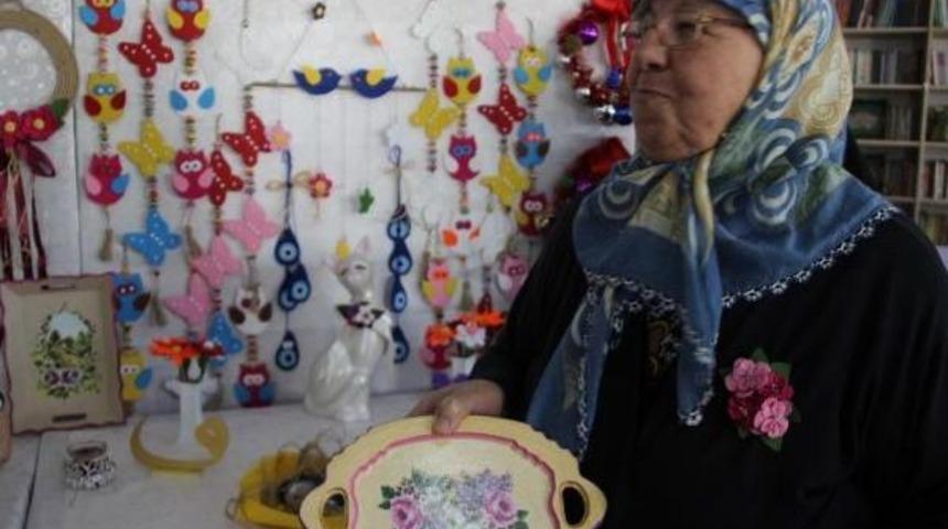 Alzheimer'a Karşı El Işi Yapıp Gelir De Elde Ediyorlar