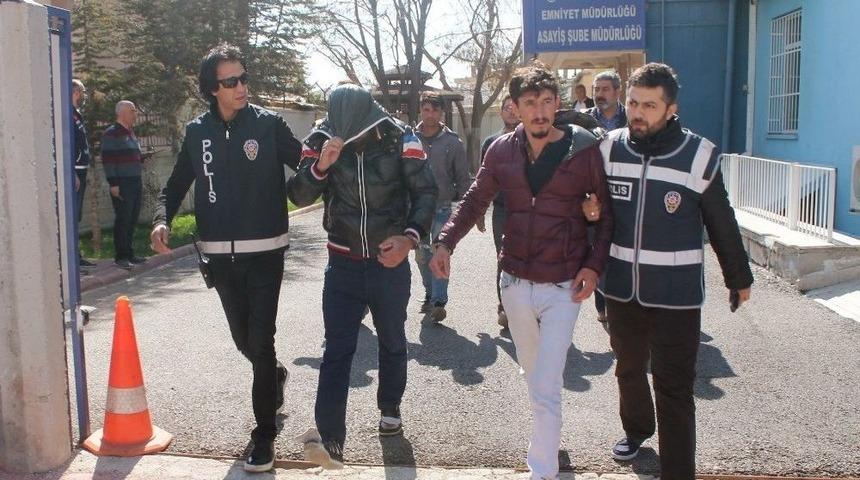 &Ccedil;aldıkları Elbiselerle Kıyafet D&uuml;kkanı A&ccedil;tılar