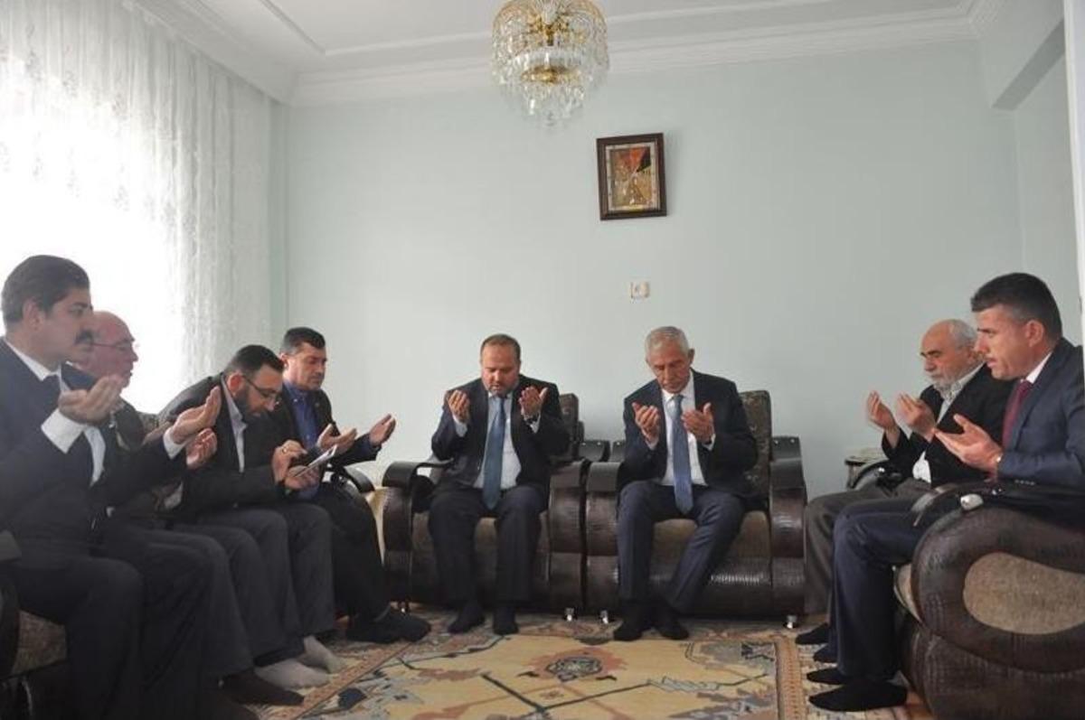 İl Milli Eğitim M&uuml;d&uuml;r&uuml; Osman Elmalı Ve &Ouml;ğrenciler Şehit Mahmut Yıldırım&rsquo;ı Ailesini Ziyaret Etti