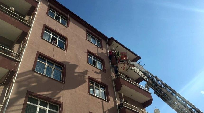 Balkon Demirinde Asılı Kalan Kızı &Ouml;l&uuml;mden İtfaiye Kurtardı