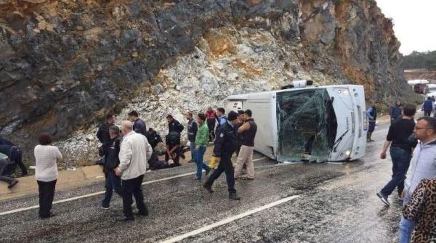 &Ccedil;evik Kuvvet Otob&uuml;s&uuml; Devrildi; 9 Polis Yaralandı