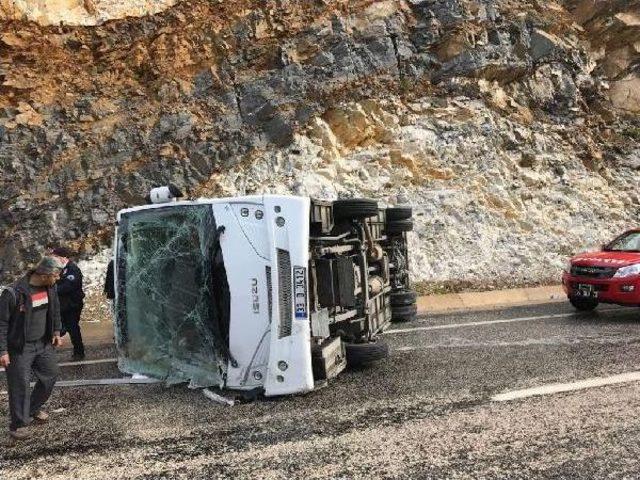 &Ccedil;evik Kuvvet Otob&uuml;s&uuml; Devrildi; 9 Polis Yaralandı 1