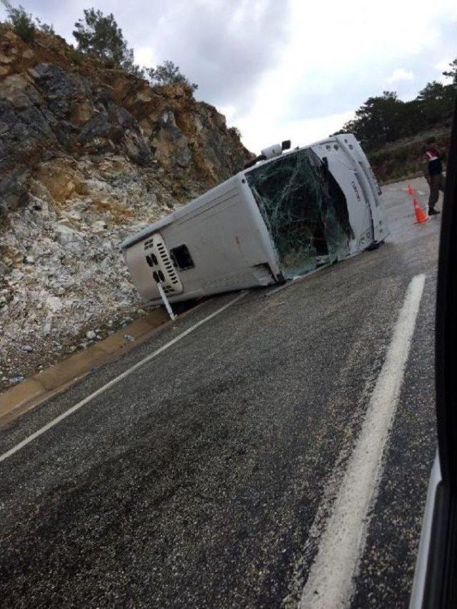 &Ccedil;evik Kuvvet Otob&uuml;s&uuml; Devrildi; 9 Polis Yaralandı 2