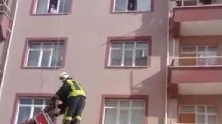 10 Yaşındaki &Ccedil;ocuk Balkondan D&uuml;şerken Su Borusuna Tutunarak Hayatta Kaldı