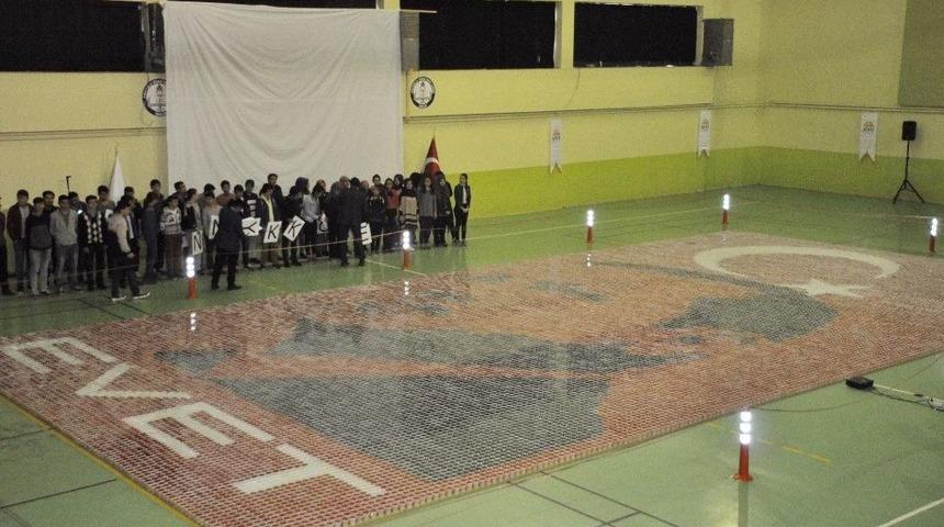 50 Bin Bardakla Cumhurbaşkanı Erdoğan&rsquo;ın Sil&uuml;etini Yaptılar