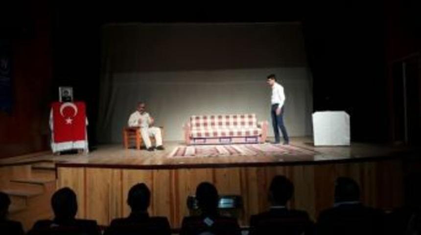 Yazdığı 15 Temmuz Tiyatrosunu Ailesi İle Birlikte Oynadı