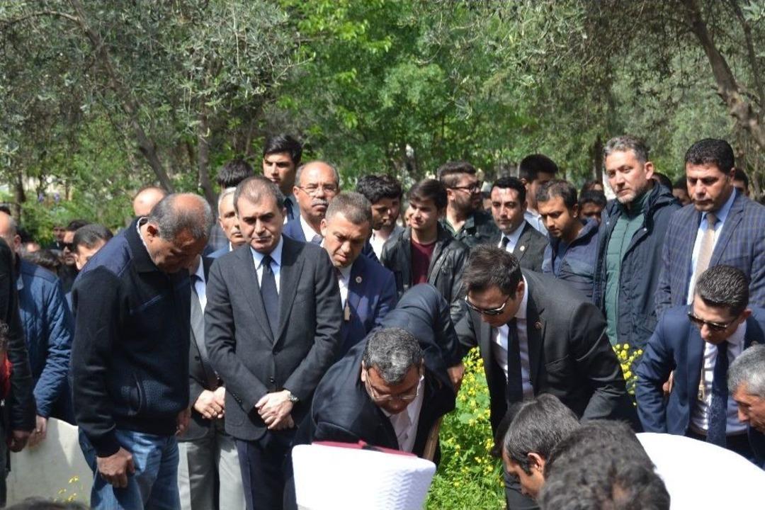 Bakan &Ccedil;elik, Mitinge Gelirken Kazada Hayatını Kaybeden Vatandaşın Cenazesine Katıldı