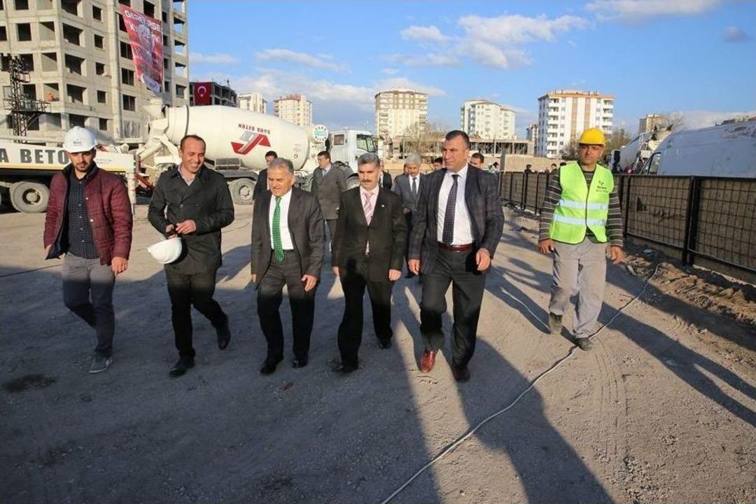 K&uuml;&ccedil;&uuml;kali&rsquo;de 562 Konutun Temeli Atıldı