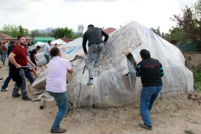 Torbalı'da Halk Ayaklandı; 500 Suriyeli Mahalleyi Terk Etti