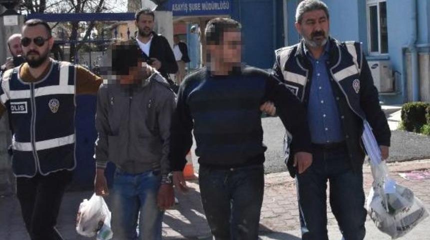 &Ccedil;aldıkları Kıyafetleri Satmak I&ccedil;in Iş Yeri A&ccedil;mışlar&nbsp;