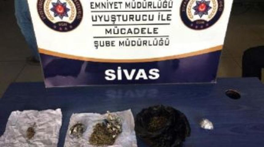 Otogarda Uyuşturucu Operasyonu: 5 G&ouml;zaltı