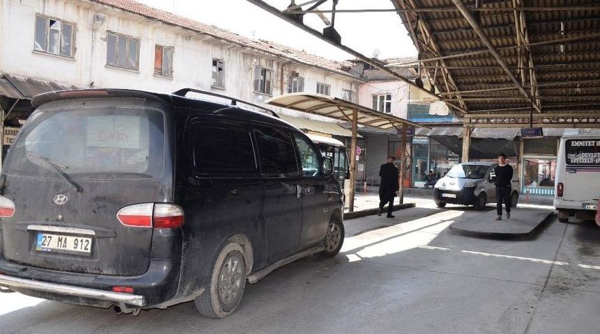 Minib&uuml;s Durağının Park Olarak Kullanılmasına Tepki