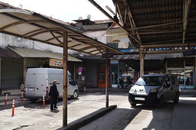 Minibüs Durağının Park Olarak Kullanılmasına Tepki