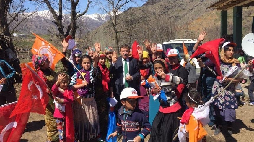 &Ouml;zbek Ve Alg&uuml;l Sınırda T&uuml;rk Bayrakları İle Karşılandı