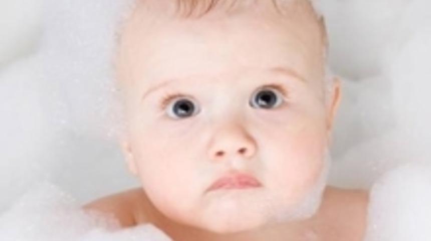 Bebeklere K&ouml;p&uuml;k Banyosu