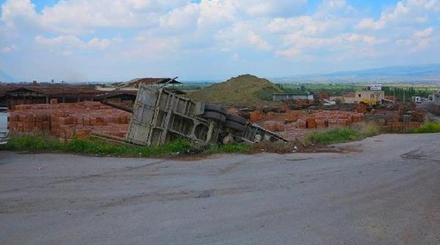 Freni Boşalan Kamyon Şarampole U&ccedil;tu