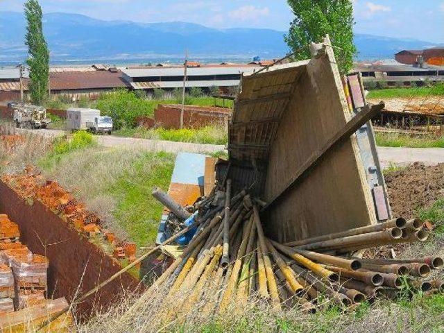 Freni Boşalan Kamyon Şarampole Uçtu