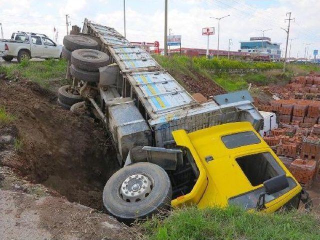 Freni Boşalan Kamyon Şarampole Uçtu