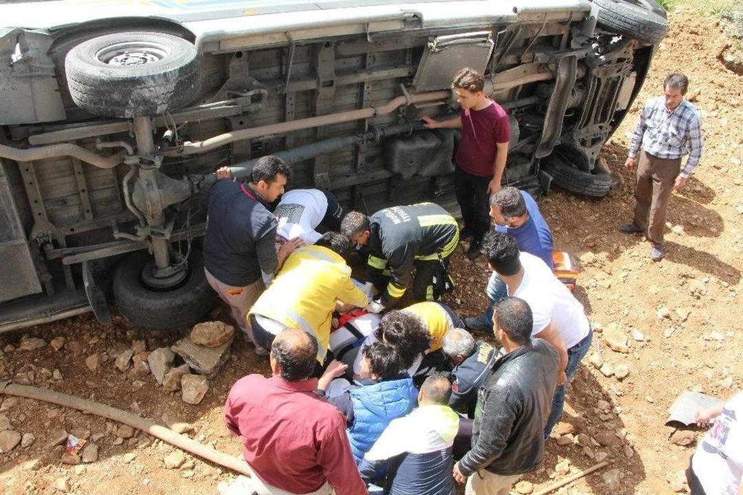 Yolcu Minib&uuml;s&uuml; Şarampole U&ccedil;tu