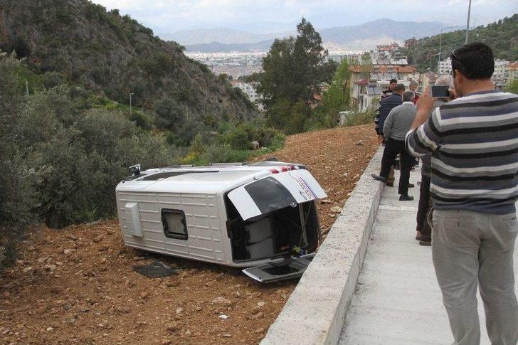 Yolcu Minibüsü Şarampole Uçtu G5