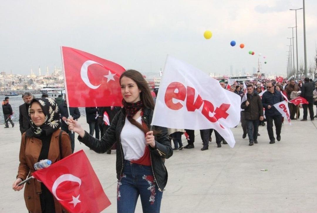 Vatandaşlar Yenikapı&rsquo;ya Akın Ediyor