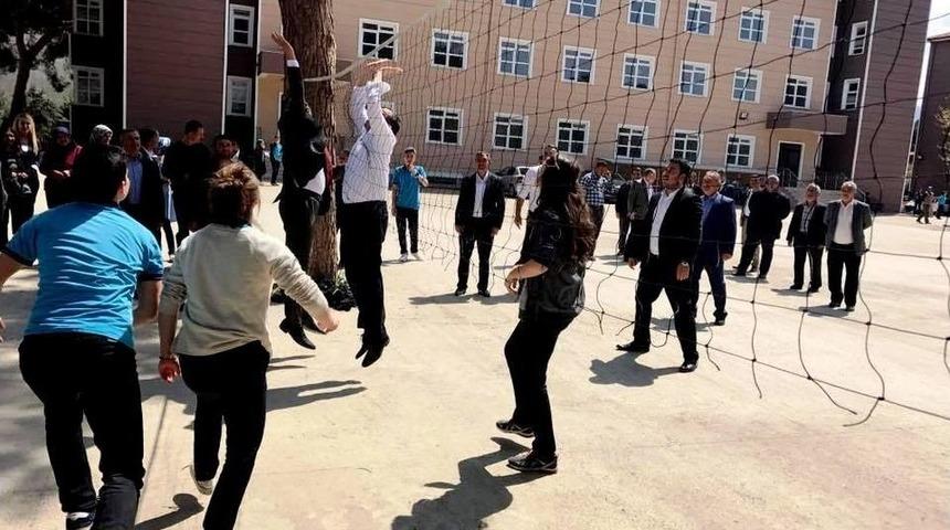 Ak Parti&rsquo;li Aydemir &Ouml;ğrencilerle Voleybol Oynadı