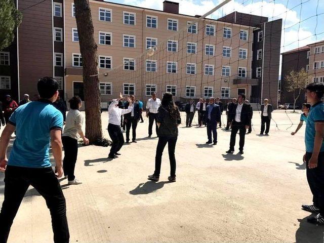 Ak Parti&rsquo;li Aydemir &Ouml;ğrencilerle Voleybol Oynadı 1
