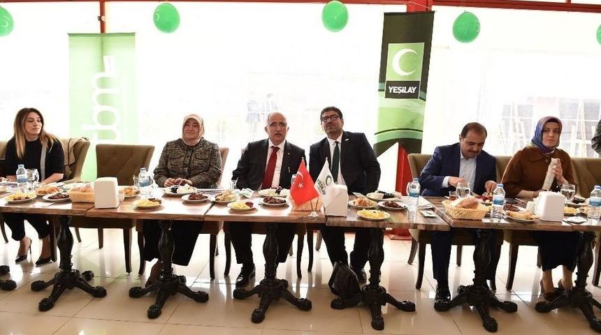 Vali Tuna Yeşilay &Uuml;yeleriyle Bir Araya Geldi