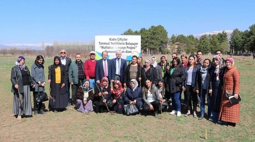 Kadın &Ccedil;ift&ccedil;ilerle Kiraz Bah&ccedil;esi Demonstrasyonu Yapıldı