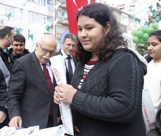 Bakan Avcı, Fidan Ve Satranç Takımı Dağıttı