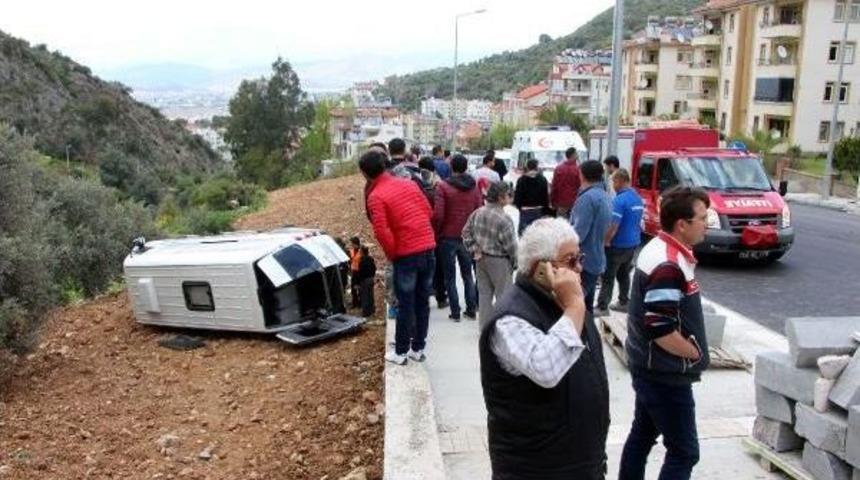El Frenini &Ccedil;ekmeden Indiği Minib&uuml;s&uuml;n Altında Kaldı