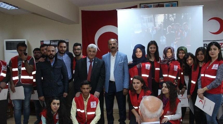 T&uuml;rk Kızılayı G&ouml;n&uuml;ll&uuml;lerine Teşekk&uuml;r Belgesi Verildi