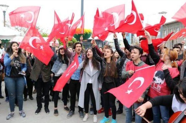 Liselilerden İzmir Marşı Ile 'hayır' Çağrısı