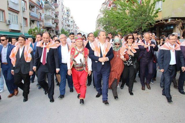 Manisa Sokaklarında Güreş Heyecanı