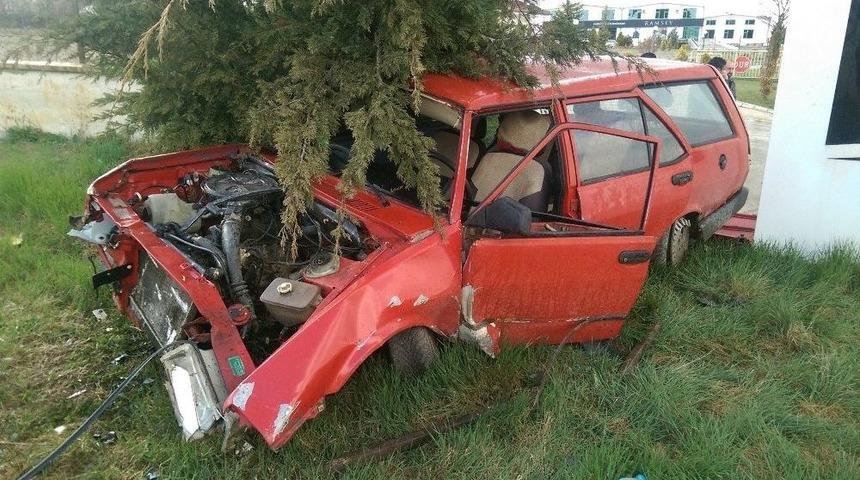 Gezmeye &Ccedil;ıkan Aile Ge&ccedil;irdikleri Kazada &Ouml;l&uuml;mden D&ouml;nd&uuml;